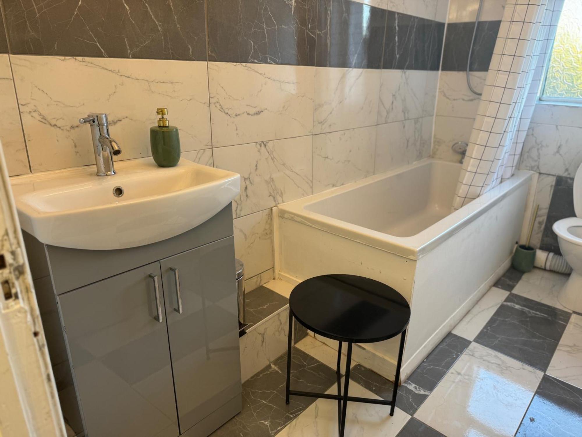 Holiday home - House - Sleeps 5 - Parking - Garden