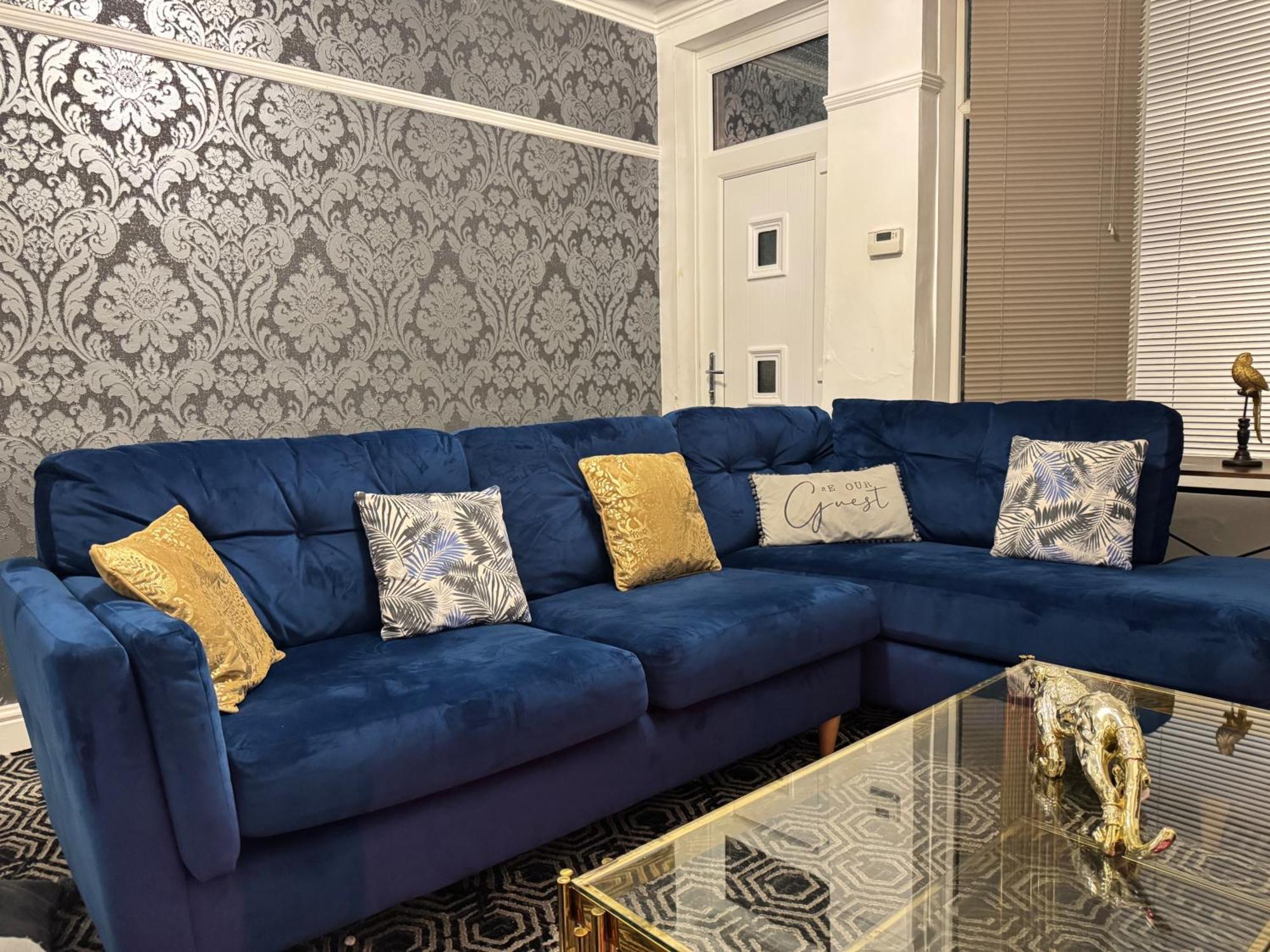 - House - Sleeps 5 - Parking - Garden Holiday home