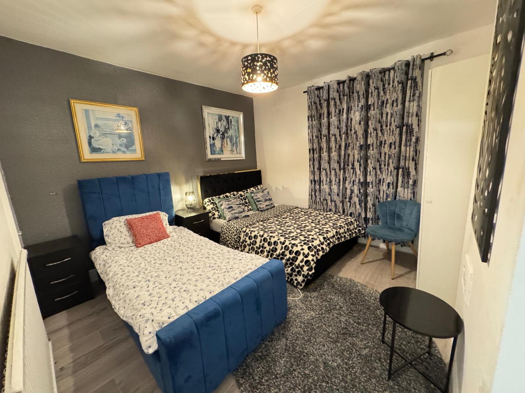 - House - Sleeps 5 - Parking - Garden Holiday home *