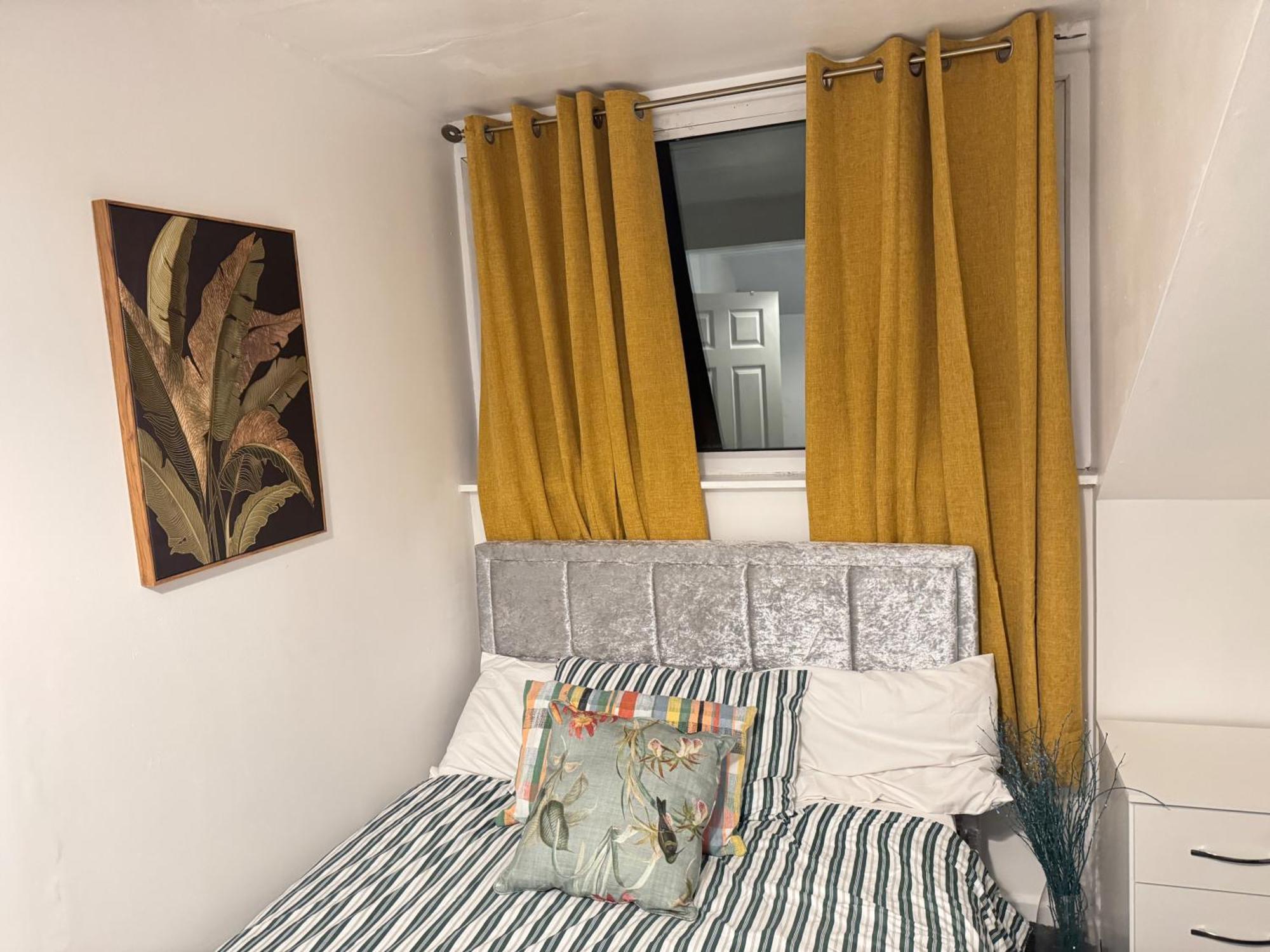 Holiday home - House - Sleeps 5 - Parking - Garden
